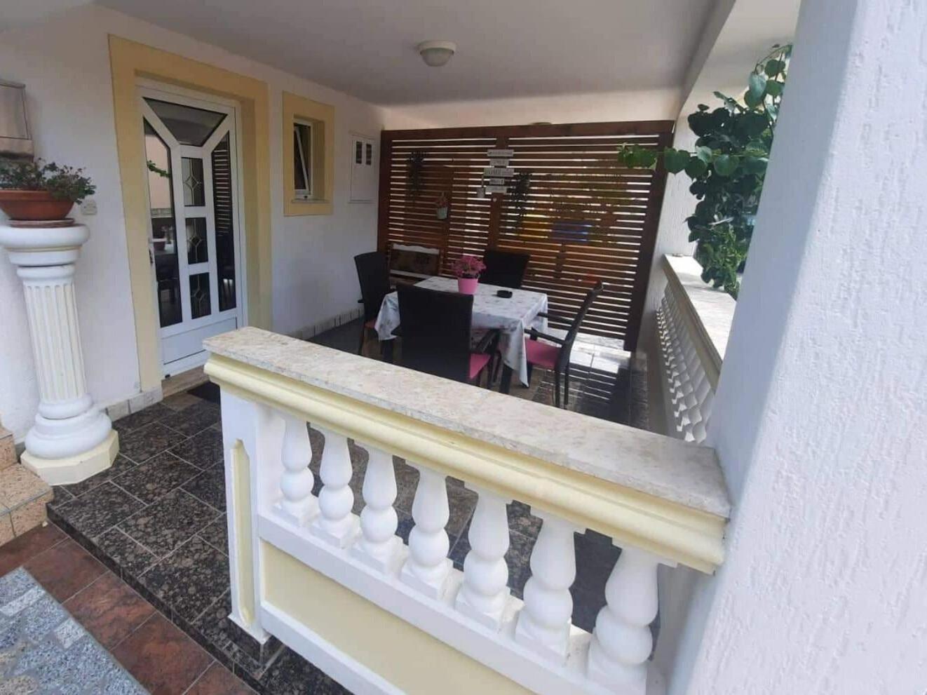 Apartments Robi- Swimming Pool And Beautiful Garden Kampor Bagian luar foto